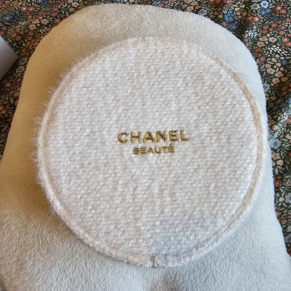 Chanel Beauté White and Gold. - Picture 2 of 5